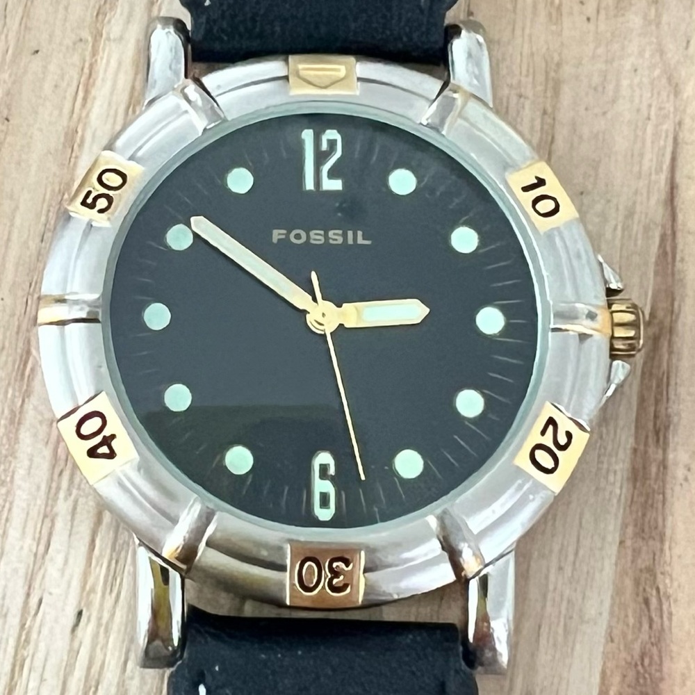Vintage Fossil mens black dial two tone airmaster watch NEW BATTERY